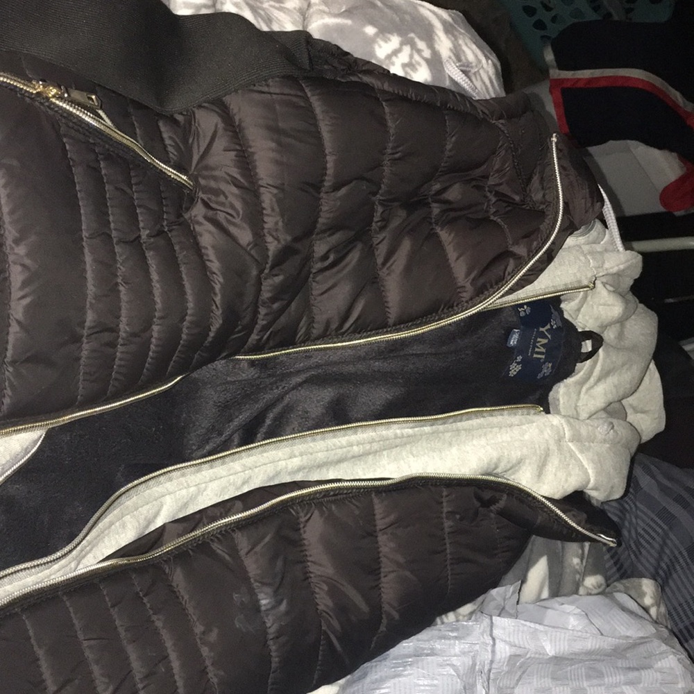I am selling a black vest from kohl’s.